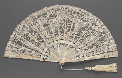 Fan with Belgian point and bobbin lace Lace Umbrella, Victorian Accessories, Antique Fans, Vintage Evening Bags, Art Museums, Handheld Fan, Vintage Fans, Antique Dress, Hand Held Fan