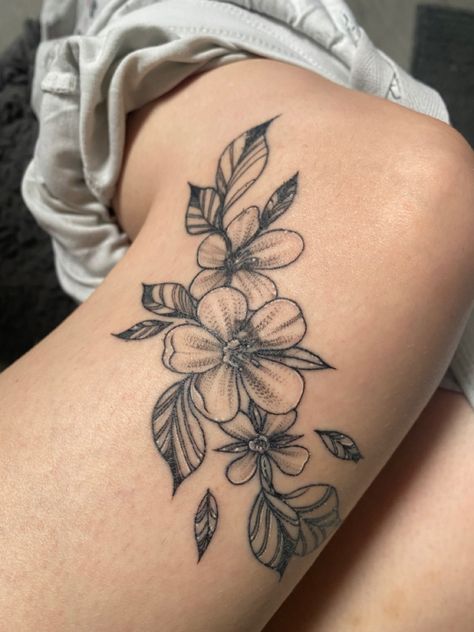 Around Knee Flower Tattoo, Flowers On Knee Tattoo, Leafy Floral Tattoo, Flowers Above Knee Tattoo, Above The Knee Tattoo Flower, Flower On Leg Tattoo, Dainty Above Knee Tattoo, Aesthetic Knee Tattoo, Plus Size Knee Tattoo