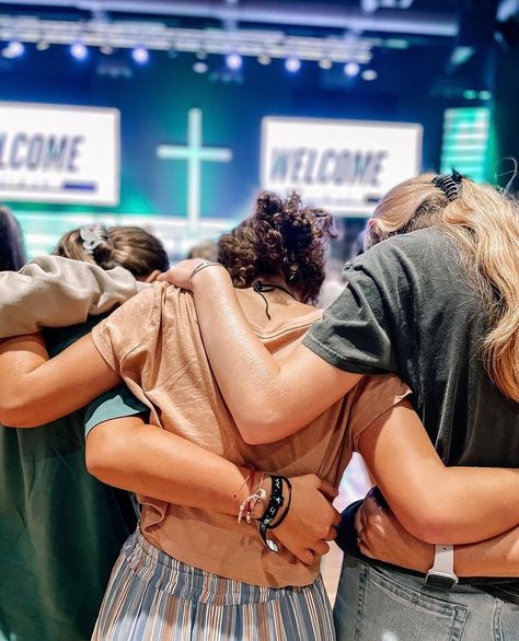 fortnite? #prayer #prayercircle #praying #youthgroup Friends That Pray Together, Friends Worship Together, Church Community Aesthetic, Praying Over Someone, Friends Praying Together, Godly Friendship Aesthetic, Praying Circle, Praying Friends, Prayer Bored