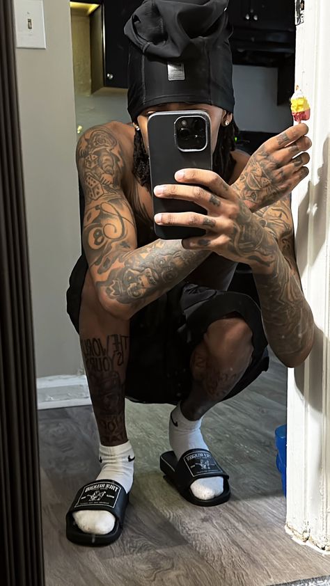 Fine Dark Skin Men With Tattoos, Tatted Italian Men, Shoulder And Bicep Tattoo Men, Heavily Tattooed Guys, Black People With Tattoos, Dark Skin Men With Tattoos, Black Guy Tattoos, Hood Guy Black, Tattoo Asthetic Picture