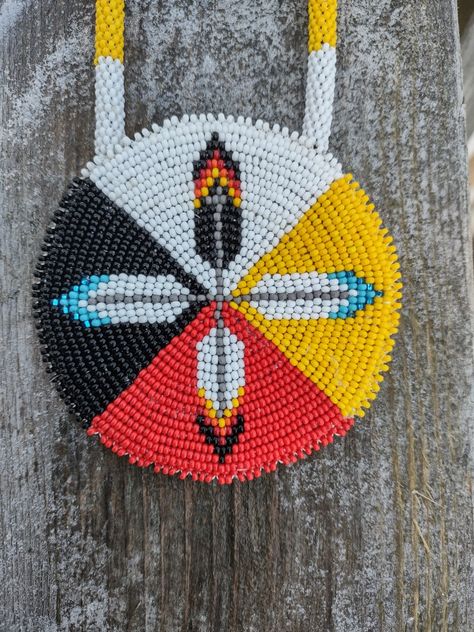 Native Medallion Pattern, Beaded Medicine Wheel, Beaded Medallion Native American, American Quilts Patterns, Beaded Medallion, Spiders Web, Native American Beadwork Patterns, Beaded Hat Bands, Native Beading