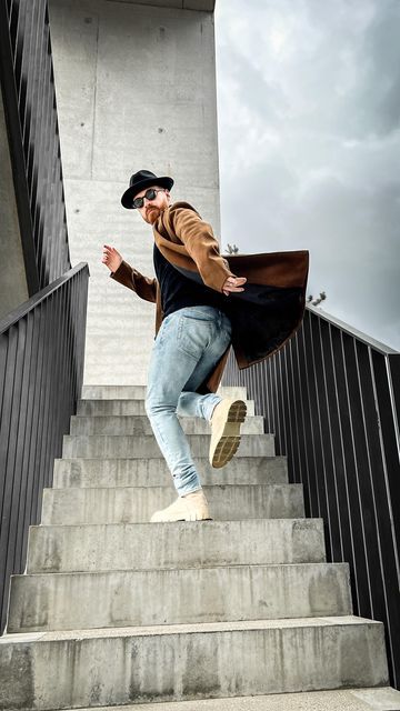 Walking Up Stairs Reference, Fashion Stairs Photography, Stairs Portrait Photography, Photoshoot Stairs, Photoshoot On Stairs, Poses Against Wall, Stairs Poses, Photos On Stairs Instagram, People On Stairs Photography