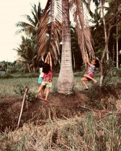 A batang 90’s kid holding holdinging a stick with spiders. Philippines In The 90s, Filipino Childhood Memories, Lumang Bahay, Filipino Childhood, 90s Philippines, Poverty Photography, Childhood Video, Then And Now Pictures, Brazil Culture