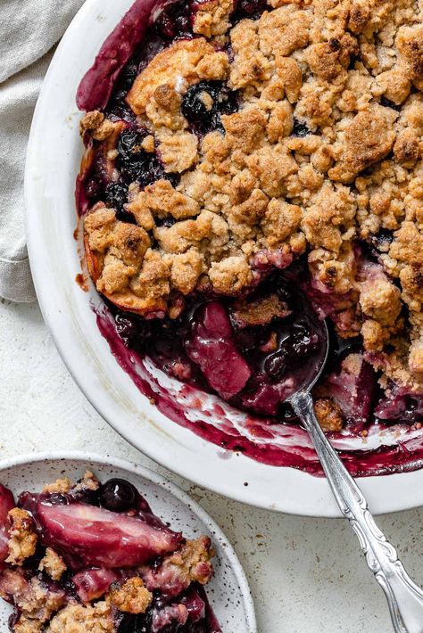 Peach Blueberry Crumble, Peach Blueberry Crisp, Blueberry Crisp Recipe, Apple Blueberry, Berry Crisp, Strawberry Rhubarb Crisp, Blueberry Crisp, Quick Dessert Recipes, Fruit Crisp