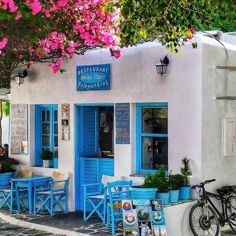 Tavern in Folegandros island, Cyclades, Greece Greek Taverna, Greek Cafe, Apopa, Greek Buildings, Grecia Santorini, Greek Garden, Mural Cafe, Mediterranean Interior Design, Greek Decor