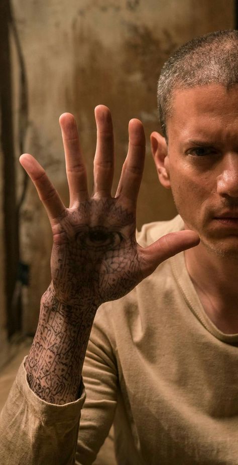 Michael's new tattoos Micheal Scofield Tattoos, Prison Break Wallpapers Iphone, Micheal Scofield Wallpaper, Michael Scofield Tattoo, Wentworth Miller Wallpaper, Prison Break Wallpapers, Prison Break Tattoo, Prison Break Season 5, Prison Break Michael