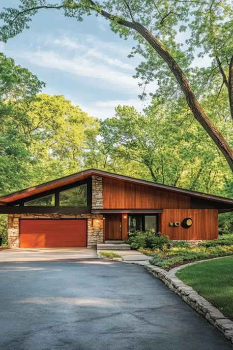 Mid Century Modern Outside House, Midcentury Architecture Exterior, Mid Century Modern House Outside, Midcentury Modern Inspiration, 1 Floor House Design Exterior, 70s Style House Exterior, Mid Century Modern Architecture Exterior, Mid Century Modern House Aesthetic, 70s Exterior House