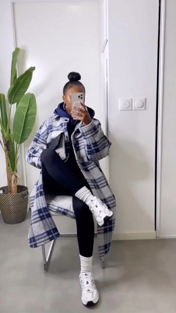 Long Windbreaker Outfit, Classy Streetwear Women Winter, Cute Errands Outfit Winter, Shacket Winter Outfit, Female Streetwear Outfits Winter, Casual Streetwear Women Winter, Chill Outfits Black Women Winter, Classy Airport Outfit Winter, Thermal Outfit Woman