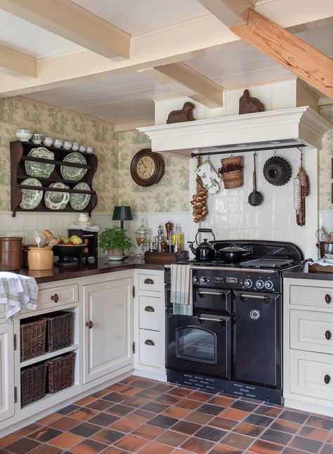 A country cottage full of pretty ideas for vintage looks | Small Cottage Kitchen Design, British Cottage Kitchen, English Kitchen Design Cottage Style, Small Country Kitchen Ideas, French Cottage Interiors, English Cottage Style Interior, English Country Cottage Interiors, English Cottage Kitchens, Kitchen Elements