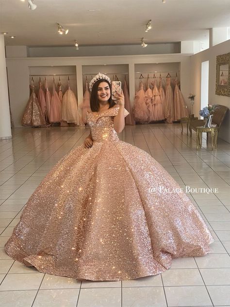 Lentejuelabrillo y terciopeloVestido de quinceañera tipo bustier con aplicaciones de encaje de la mas alta calidady adornada con pedreria de cristalesEnvios a todo Mexico y Estados UnidosWhatsapp 449 397 9624 Sequin Quinceanera Dress, Xv Aesthetic, Quinceanera Dresses Sparkly, Rose Gold Quince Dress, Gold Quince Dress, Xv Dresses, Quinceanera Dresses Gold, Engagement Gown, Quinceanera Themes Dresses