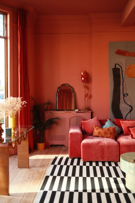 Red And Orange Living Room, Pink Wall Living Room, Pink And Red Living Room, Colorful Interiors Living Room, Burnt Orange Room, Pink Orange Living Room, Peach Living Room, Colour Interior Design, Groovy House