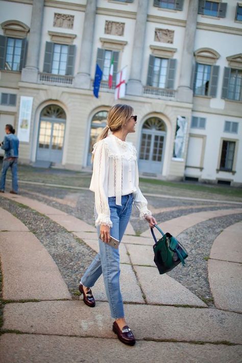 Victorian Shirts Milan Fashion Week Street Style, Look Jean, Style Casual Chic, Fashion Week 2016, Moda Chic, Milano Fashion Week, Looks Street Style, Milan Fashion Weeks, Summer Blouses