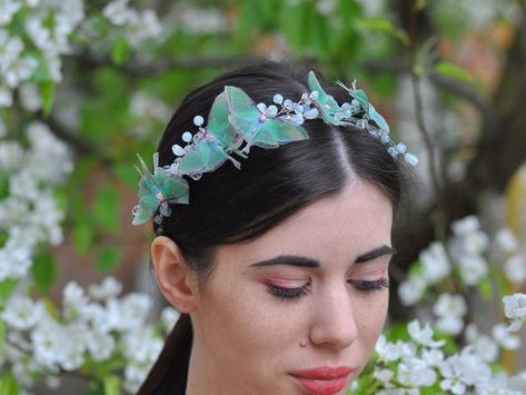 Become a monarch (butterfly) with these nature-inspired butterfly crowns [updated for 2022!] | Photography by Butterfly Hair Accessories Bridal, Butterfly Hair Piece, Diy Fairies, Moth Jewelry, Bohemian Garden Wedding, Fantasy Crown, Butterfly Headband, Butterfly Hair Accessories, Butterfly Crown