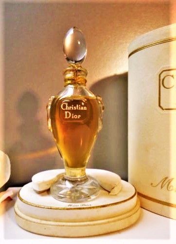 1950s Christian Dior Miss Dior Parfum Extract in vintage Baccarat Amphora. Miss Dior Parfum, Dior 90s, 00s Aesthetic, Dior Parfum, Dior Miss Dior, Dior Beauty, Miss Dior, Music Photography, Baccarat