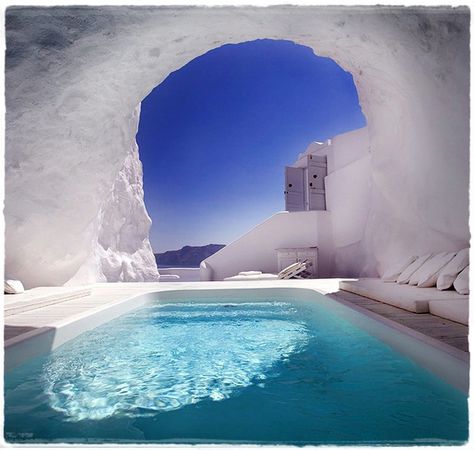 Santorini, Greece. Wonderful vacation, but I was there with my best girlfriend! The next time will be with Scott! Katikies Hotel Santorini, Case Sotterranee, Atelier Decor, Cave Pool, Santorini Grecia, Santorini Hotels, Dream Hotels, Underground Homes, Hotel Pool