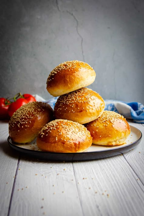 This is my ultimate burger bun recipe that's made by hand using all-purpose flour and a tangzhong starter to keep them extra soft and fluffy. Start these just after lunch and they'll be ready for dinner. #bbq #buns #burgers #hamburgerbuns Recipe For Hamburger Buns, Hamburger Aesthetic, Burgers Aesthetic, Beautiful Bun Hairstyles, Best Burger Buns, Tangzhong Method, Buns Recipe Easy, Burger Buns Recipe, Hamburger Bun Recipe