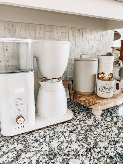 Small Kitchen Counter Coffee Station, White Keurig In Kitchen, White Coffee Maker On Counter, White And Gold Coffee Station, Kitchen Counter Coffee Corner, Aesthetic Coffee Maker, Coffee Bar Ideas Kitchen Counter Modern, White Coffee Maker, Coffee Pot On Counter Ideas