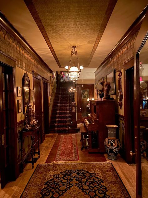 Big Vintage House, Old Home Aesthetic, House Inspo Aesthetic, Vintage Townhouse, Cozy Hallway, Victorian Foyer, Lounge Aesthetic, Court Room, Victorian House Interiors