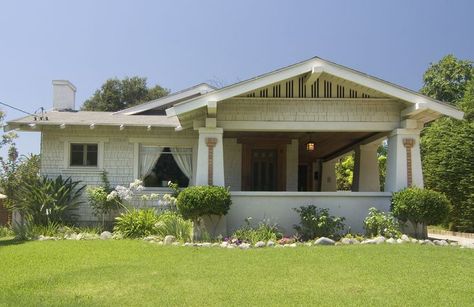 Craftsman Houses, Inspired by an English Movement: Craftsman Bungalow in Idaho Bungalow Pictures, Bungalow Extensions, Bungalow Style House, California Bungalow, Types Of Architecture, Bungalow Exterior, Craftsman Bungalow, Bungalow Homes, House Design Exterior