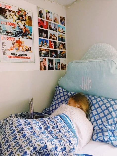 Preppy Dorm Room, Dorm Room Styles, Dorm Sweet Dorm, Dorm Inspiration, College Bedroom, Dorm Room Designs, Girls Dorm Room, Dorm Room Inspiration, College Room