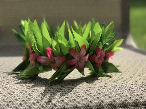 DIY Moana's crown. I made this for my daughter using artificial flowers and leaves. Beach Sweet 16, Jojo Siwa Birthday Cake, Moana Birthday Party Theme, Ori Tahiti, Hawaiian Leaf, Jojo Siwa Birthday, Hawaiian Party Decorations, Moana Birthday Party, Leaf Crown