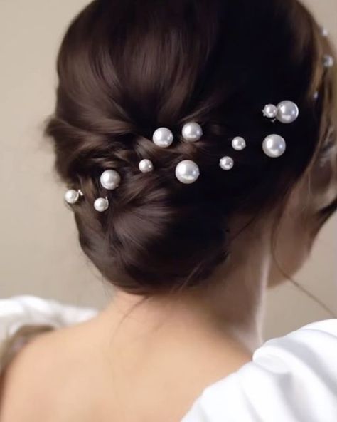 Wedding Inspiration | Wedding Supplier Directory on Instagram: "Wedding pearls to elevate your wedding look ⁠//⁠ ⁠ ⁠ If you’re looking to elevate your wedding look with elegance, the addition of pearls is a luxurious way to do so. ⁠ ⁠ ⁠ Luxury wedding jewellery maker @debbiecarlisle_’s understated pearl wedding headband, teamed with a beautiful scattering of single pearl hairpins creates a contemporary, romantic bridal look 🤍⁠ ⁠ ⁠ Handcrafting each unique wedding accessory in her Sheffield studio, these ethical vegan pearl beauties are made from sustainable luxury Austrian pearls sourced from one of the best crystal design houses in Europe. ⁠ ⁠ __________⁠ ⁠ 𝗥𝗲𝗰𝗼𝗺𝗺𝗲𝗻𝗱𝗲𝗱 𝗪𝗲𝗱𝗱𝗶𝗻𝗴 𝗦𝘂𝗽𝗽𝗹𝗶𝗲𝗿:⁠ ⁠Ethical vegan pearl hair accessories @debbiecarlisle_ ⁠ ⁠ You can find Deb Pearls In Hair Wedding, Houses In Europe, Pearl Wedding Headband, Unique Wedding Accessories, Pearl Hair Accessories, Luxury Wedding Jewelry, Wedding Pearls, Pearl Headband Wedding, Jewellery Maker