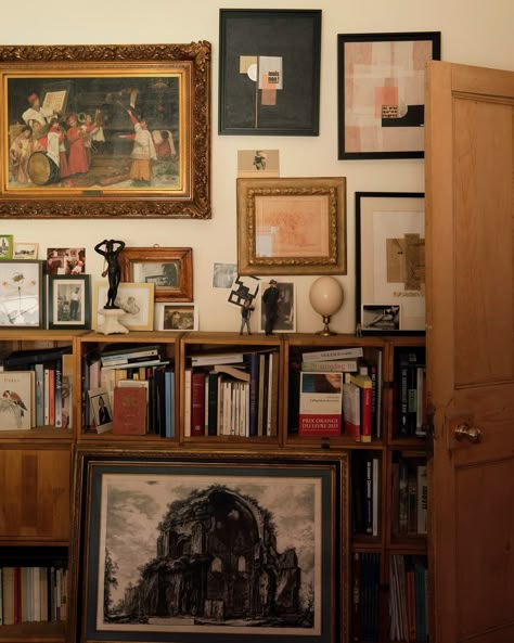 Today’s interior inspo coming from the Hampstead home of restauranteurs Victor and Apolline Lugger. A beautifully homely home, filled with objects, drawings, collages collected on trips ‘it’s a lot of family stuff’. A mobile replaces the central light in the living room, an innovative alternative to use the full height of the space if you prefer the use of lamps over a ceiling light. Pictures are also hung deliberately lower on the walls so they can be ‘seen on your level’ when seated. I... Light Pictures, Paris Flea Markets, The World Of Interiors, Pierre Jeanneret, House Viewing, Hanging Mobile, Salon Style, World Of Interiors, Interior Ideas