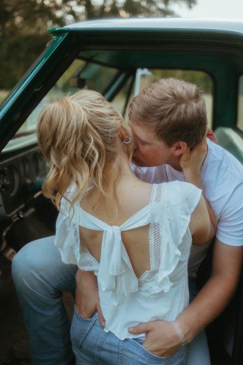 Old Fashioned Couples Photography, Couple Photos With Old Truck, Old Truck Maternity Pictures, Engagement Pictures With Truck, Bed Of Truck Photoshoot, Vintage Truck Engagement Pictures, Truck Bed Couple Photos, Truck Photoshoot Ideas Couples, Truck Bed Engagement Pictures