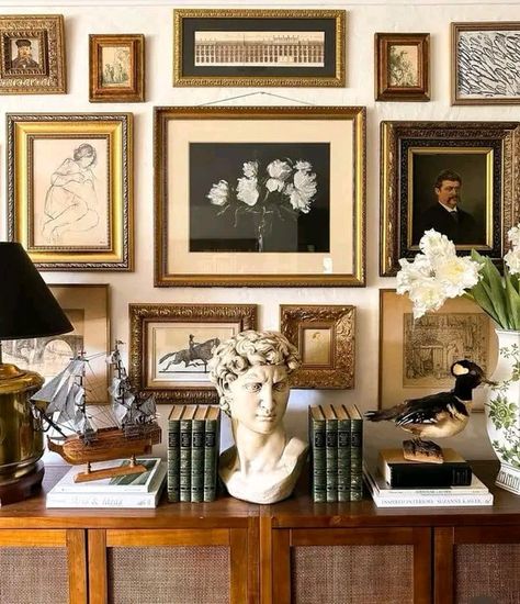 Gold Frame Gallery Wall, Gold Gallery Wall, 2024 Living Room, Traditional Eclectic, Vintage Bookshelf, Eclectic Gallery Wall, Eclectic Interior Design, Gallery Wall Living Room, Gallery Wall Frames