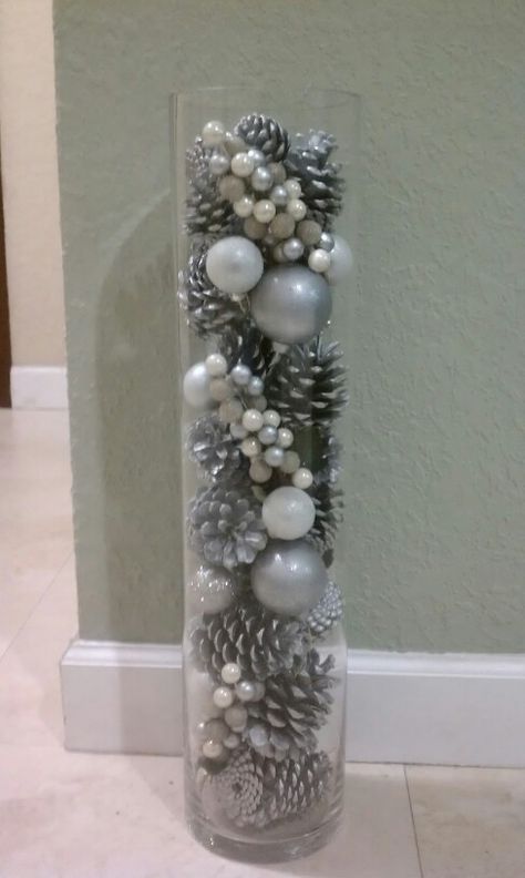 Tall Glass Vase Filler Ideas, Christmas Vase Filler Ideas, Remote Control Christmas Tree, Inexpensive Holiday Gifts, Tall Glass Vase, Christmas Vases, Diy Christmas Ornaments Easy, Christmas Flower Arrangements, Christmas Window Decorations