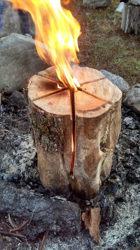 To Make a Swedish Flame, stabilize the log, chainsaw 4 full diameter cuts 3/4 down the 30" length of the log. [mcg] Swedish Fire Log, Schnee Party, Diy Fire Pit Ideas, Fire Torch, Bonfire Party, Diy Fire Pit, S'mores, Tree Stump, Winter Party