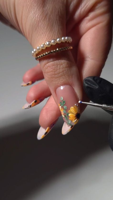 Check Nail Art Designs, Nail Painting Techniques, How To Draw Flowers On Nails, Spring Nail Art Flowers, Nail Art Videos Designs, 3d Nail Art Tutorial, Acrylic Flowers On Nails, Design On Natural Nails, Nail Art Tutorial Videos