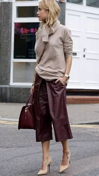 Burgundy Pants Outfits For Women (283 ideas & outfits) | Lookastic Burgundy Pants Outfit, Work Outfits Frauen, Style Désinvolte Chic, Burgundy Pants, Glam Outfit, Style Casual Chic, Professional Image, Winter Outfits For Work, Winter Mode