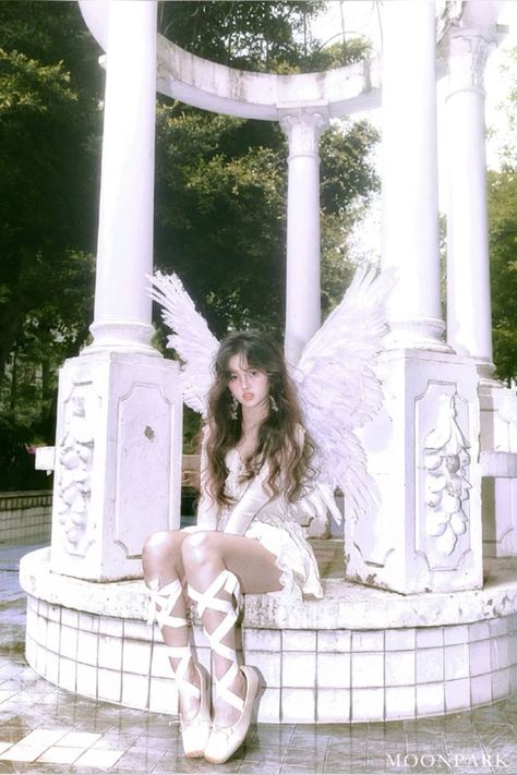 Angel Cosplay Female, Angel Style Aesthetic, Unique Poses Photography, Angel Inspired Outfits, Angelic Photography, Angelic Poses, Angelic Photoshoot, Feminine Aesthetic Makeup, Cosplay Photoshoot Ideas