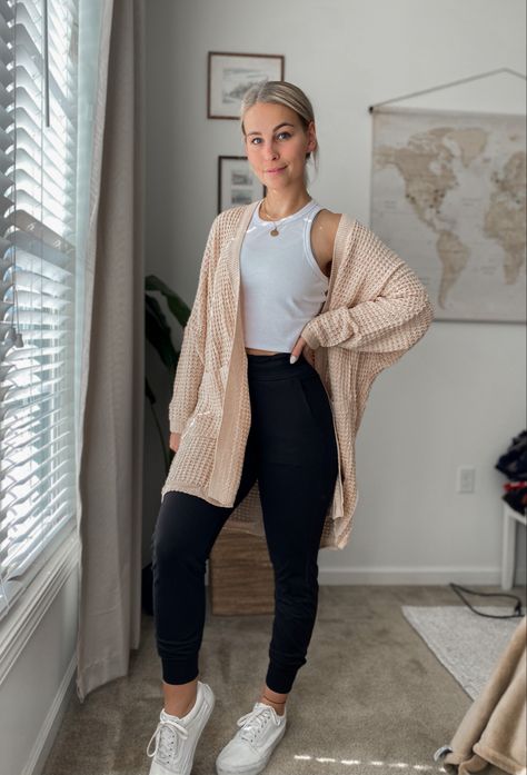 Comfy Sightseeing Outfit, Joggers Cardigan Outfit, Legging Joggers Outfit, Comfy Cute Legging Outfits, Comfy Game Night Outfit, Cute Comfy Mom Outfits, Fall Outfits Women Casual Comfy, Fall Leisure Outfits, Casual Chilly Day Outfit