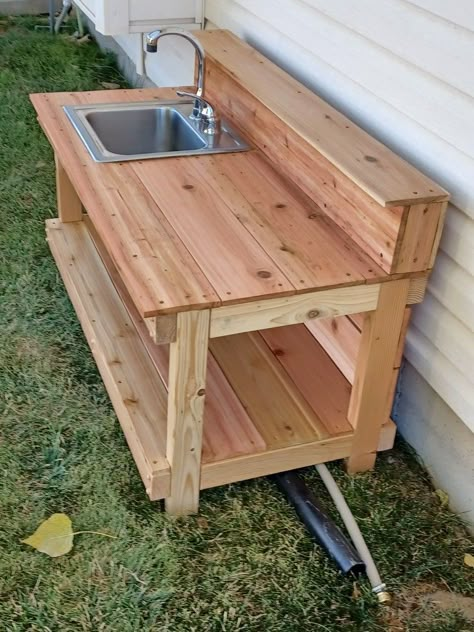 Patio Sink Ideas, Rustic Outdoor Sink, Rustic Outdoor Sink Ideas, Outdoor Sink Ideas Backyards, Garden Sinks Outdoor Diy, Outside Sink Ideas Backyards, Outdoor Sinks Station Backyards, Outdoor Sink Station, Diy Outdoor Sink