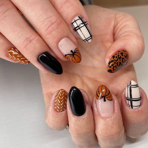 Emilee Crain on Instagram: "fall cuties 🍁🖤" Fall Marble Nails Short, Halloween And Fall Nails, Fall Nails Nail Art, Fall Halloween Nail Designs, Fall Style Nails, Stylish Fall Nails, Cute Thanksgiving Nails Acrylic, Fall Holiday Nails, Fall Gel Nails Designs Autumn