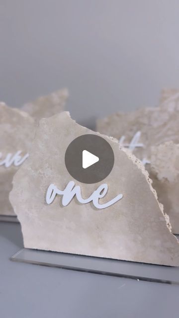 Travertine Place Cards, Stone Wedding Table Numbers, Diy Stone Table Numbers, Travertine Table Numbers, Stone Table Numbers, Diy Marble Table, Table Numbers Wedding Diy, Diy Table Numbers, Table Markers