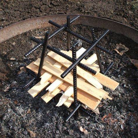 Rebar Welding Projects, Firewood Holders, Beginner Welding Projects, Beginner Welding Projects Ideas, Beginner Welding, Pioneer Living, Welding Workshop, Welding Projects Ideas, Fire Pit Grate