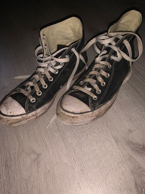 Messy Converse Aesthetic, Converse Sucios, Dirty Converse Aesthetic, Worn Out Converse, Black Converse Aesthetic, Converse 90s, Skater Grunge Aesthetic, Converse Shoes Aesthetic, Grunge Converse