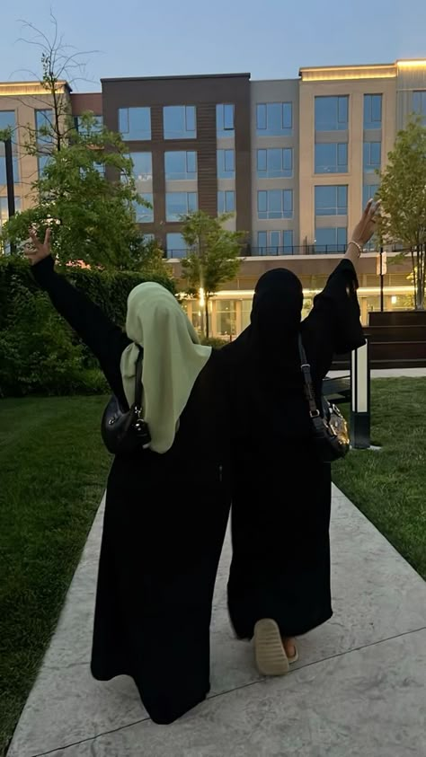 Abaya Friends, Happy Birthday My Lovely Sister, Hijabi Friends Aesthetic, Friends Islam, Hijabi Friends, Islamic Friends, Modest Muslim Outfits, Hijabi Lifestyle, Khaleeji Abaya