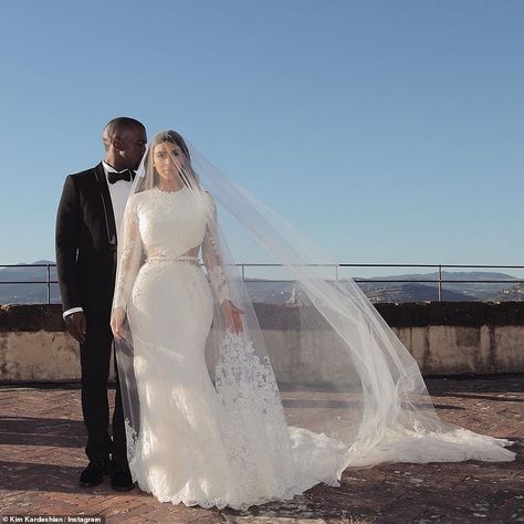 Kim Kardashian Wedding Dress Kanye, Kardashian Wedding Dress, Kim Kanye Wedding, Kim Kardashian Wedding Dress, Kanye West Wedding, Fürstin Charlene, Kardashian Wedding, Kim Kardashian Wedding, Kim Kardashian Makeup