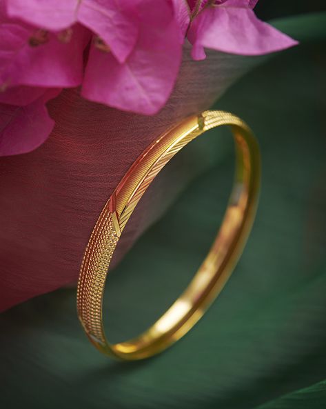 A gorgeous single gold bangle reflects your style. Choose elegant and trendy bangles from Kalyan Jewellers. Single Bangle Designs Gold, Single Gold Bangle, Bangle Designs Gold, Single Bangle, Kalyan Jewellers, Gold Bangles For Women, Bangles For Women, Bangles Design, Gold Bangles Design