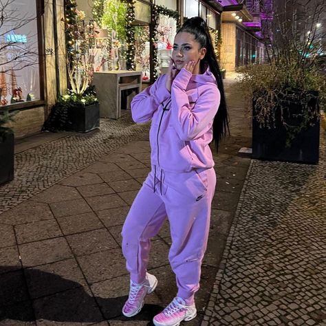 #nike #nikegirl #tn Ensemble Nike Rose, Nike Tech Rose, Tns Outfit Girl, Nike Tn Outfit, Nike Tech Sweatsuit, Tracksuit Outfit Women, Tn Girl, Nike Tech Jacket, Ensemble Jogging