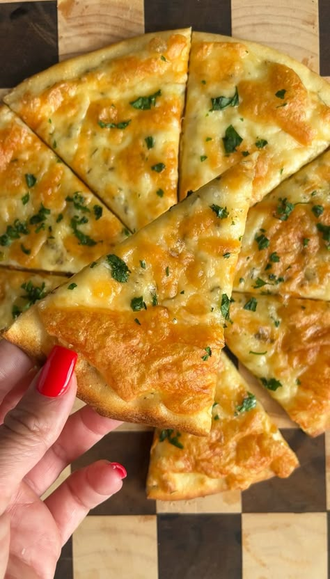 High Protein Cheesy Garlic Pizza- low calorie and over 30g protein - Eliya Eats Low Cal High Protein Recipes Dinners, High Protein Low Cal Dinner, High Protein Pizza, Low Cal Pizza, Low Cal High Protein, High Protein Garlic Bread, Low Cal Snack, High Protein Pizza Rolls, Low Cal Dinner Recipes