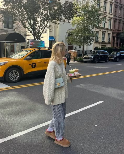 Fall Fits Aesthetic 2024, Oversized Knit Winter Cardigan, Cozy Fall Outfits Aesthetic 2024, Fall Uggs Aesthetic, Chunky Sweater Aesthetic Fall, Comfy Autumn Outfit, Dinner Outfit Fall, Outfit With Uggs, Uggs Outfits