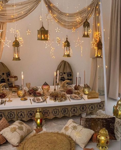 Chand Raat Decorations, Eid House Decoration, Ramadan Hanging Decorations, Ramadan Backdrop Ideas, Eid Ideas Decor, Ramadan Home Decor Ideas, Ramadan House Decor, Eid Set Up, Ramadan Dining Table Decor