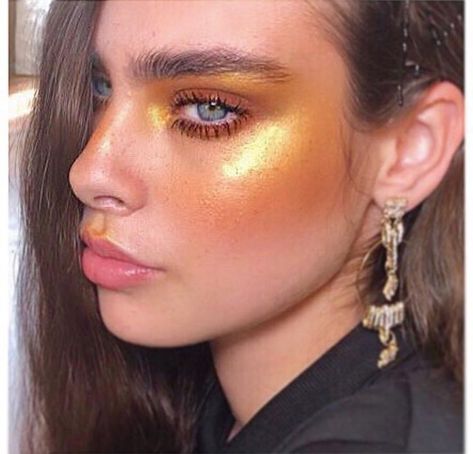 ˗ˏˋ I s a b e l l a ˊˎ˗ Experimental Makeup Looks, Gold Makeup Aesthetic, Gold Editorial Makeup, Gold Graphic Eye Makeup, Gold Avant Garde Makeup, Gold Makeup Looks Editorial, Gold Makeup Editorial, Metallic Editorial Makeup, Black And Gold Editorial Makeup