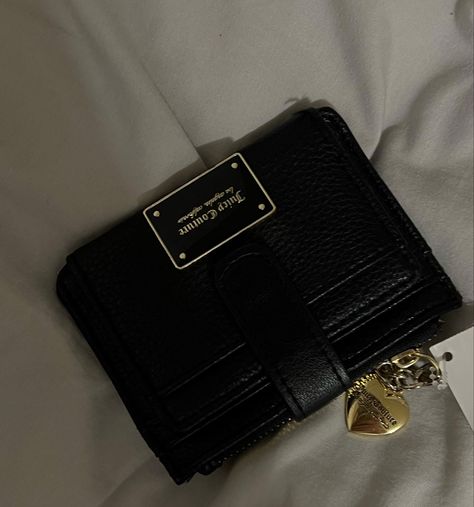 Leather Wallet Aesthetic, Vintage Wallet Aesthetic, Aesthetic Wallet Vintage, Wallet Aesthetic Black, Black Wallet Aesthetic, Wallets For Women Aesthetic, Grunge Wallet, Cute Wallet Aesthetic, Wallets Aesthetic