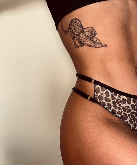 Leopard Rib Tattoo, Leapord Tattoo Women, Leopard Tattoo For Women, Cheetah Tattoo For Women, Torso Tattoos For Women, Ribs Tattoo, Cheetah Tattoo, Leopard Tattoo, Jaguar Tattoo